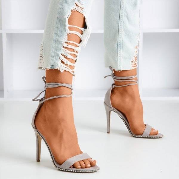 Grau gebundene Sandalen auf einem hohen Absatz Taya - Schuhe 1