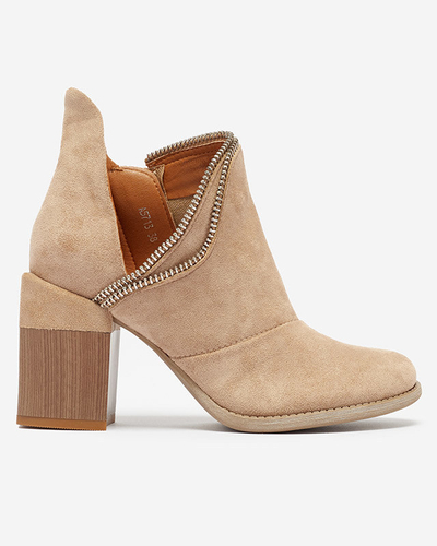 Hellbraune isolierte Damenstiefel auf einem Pfosten Mukis - Footwear