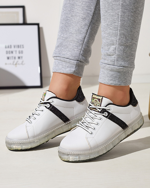 Жіночі спортивні кросівки білого кольору з чорними вставками Asxa- Footwear
