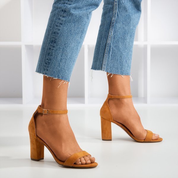 OUTLET Braune Damensandalen auf einem Sweet Honey Post - Schuhe