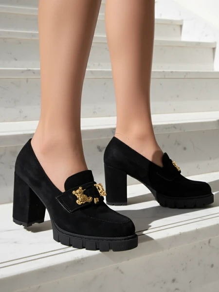 Atemberaubende schwarze Schuhe mit Blockabsatz aus Wildleder, elegant und modisch