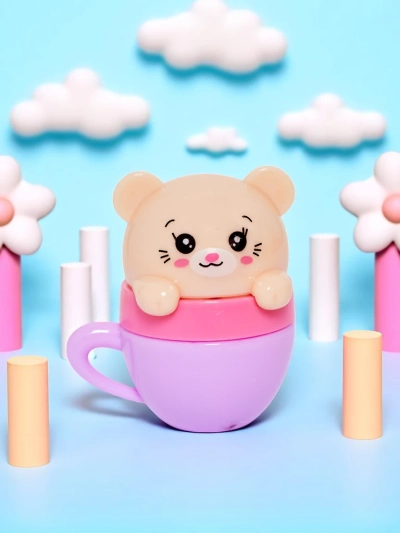 Kinder-Lippenbalsam mit einem Bären in einer Tasse – spendet Feuchtigkeit und regeneriert