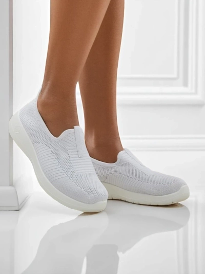 Damen weiße Callista Slip-Ons aus atmungsaktivem Stoff mit flachem Absatz