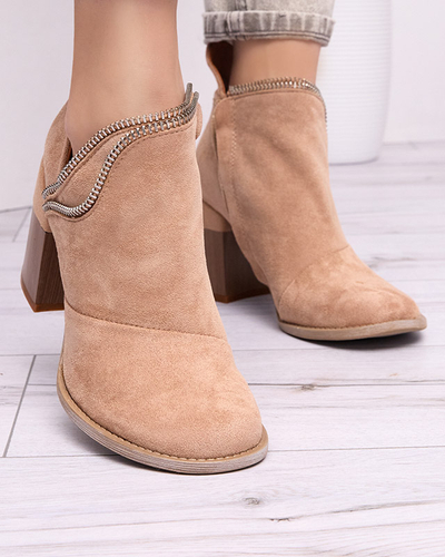 Hellbraune isolierte Damenstiefel auf einem Pfosten Mukis - Footwear