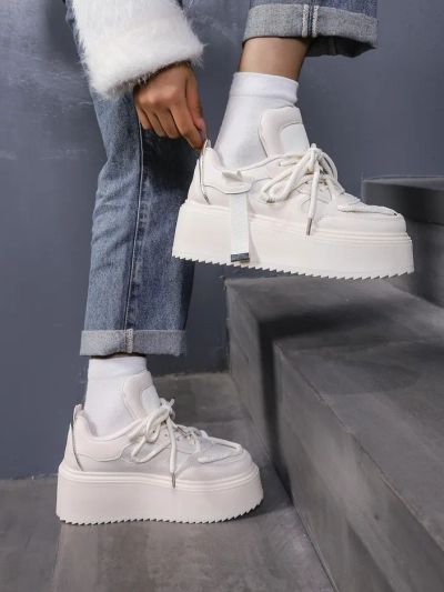 Royalfashion Sport-Sneaker für Damen auf einer Plattform Aeroll