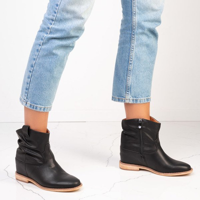 Schwarze Cowboystiefel am Keilabsatz einer Daress - Schuhe 1