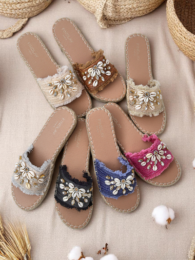 Royalfashion Callista Boho Camel Sandalen auf flacher Plattform mit Muscheln