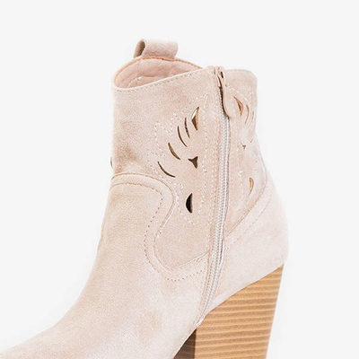 Beigefarbene Cowboystiefel auf der Belieu-Post - Schuhe