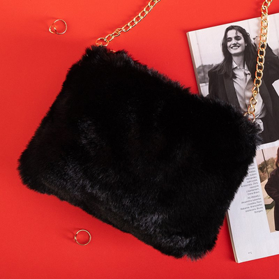 Schwarze Pelzhandtasche an einer goldenen Kette - Handtaschen