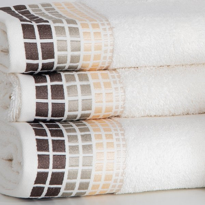 Weiße Handtücher in Quadraten von 3 - Handtüchern