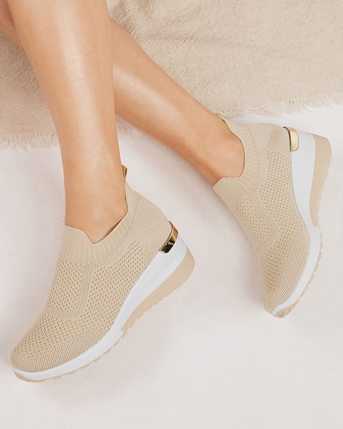 Бежеве спортивне взуття жіноче на танкетці Rishmia - Взуття