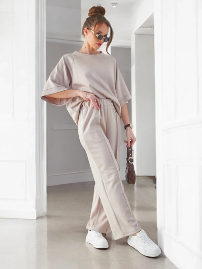 Royalfashion Damenoutfit mit kurzen Ärmeln und ausgestellten Hosen