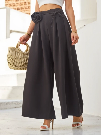 Royalfashion Elegante weit geschnittene Damenhose mit einem dekorativen Blumenmotiv am Gürtel