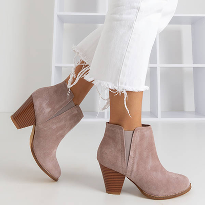 Graue Stiefel auf dem Post a'la Cowboystiefel Pererra - Schuhe