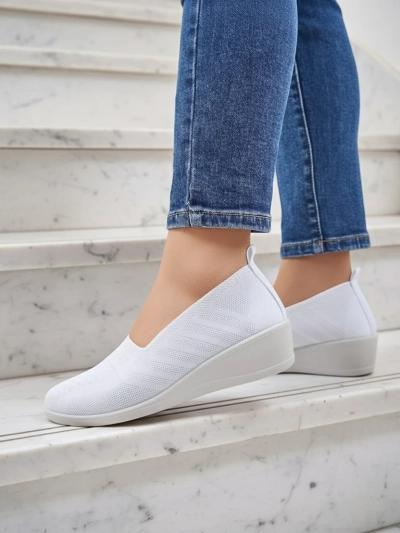 Weiße Thermis-Blume - Stilvolle Damen-Keilabsatzschuhe
