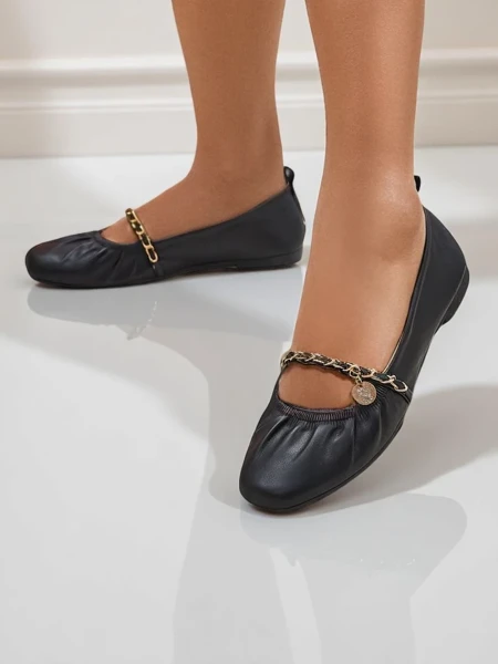 Damen Ballerinas Ariadna Nero – schwarz, flach, Öko-Leder, goldene Verzierung
