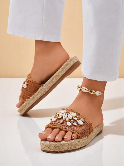 Royalfashion Callista Boho Camel Sandalen auf flacher Plattform mit Muscheln