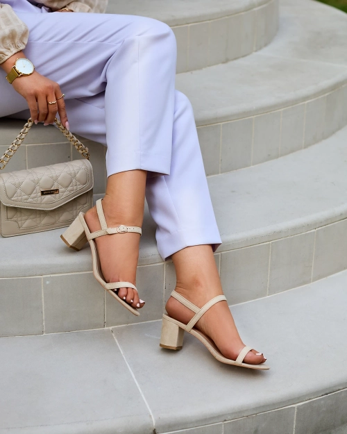 Жіночі босоніжки на стійкі в бежевому кольорі Usopi - Взуття