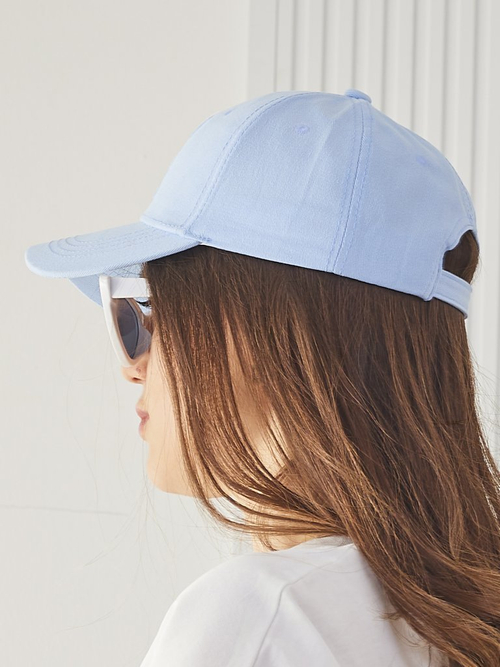 Royalfashion Бейсболка з нашивкою у вигляді підморгуючого кролика