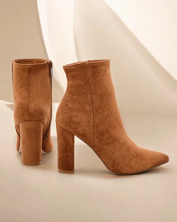 Damen-Stiefeletten von Royalfashion mit Stiletto-Absatz.
Stiefeletten für Frauen mit Stiletto-Absatz. Schuhe aus wildlederähnlichem Kunstleder, das sich perfekt an die Form des Fußes anpasst. Das Modell hat eine Stoffeinlage. Tragen Sie sie für Herbst-St