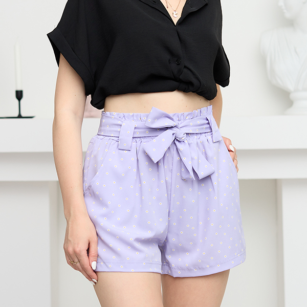 Violett gemusterte Damen-Textilshorts mit Blumenmuster - Kleidung