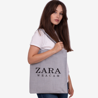 Graue Stofftasche mit der Aufschrift - Zubehör