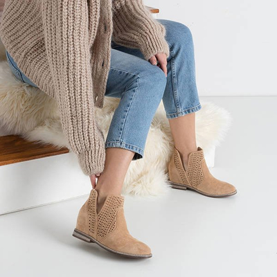 Braune Stiefel auf einem Indoor-Keil a'la Cowboystiefel Besiks- Footwear