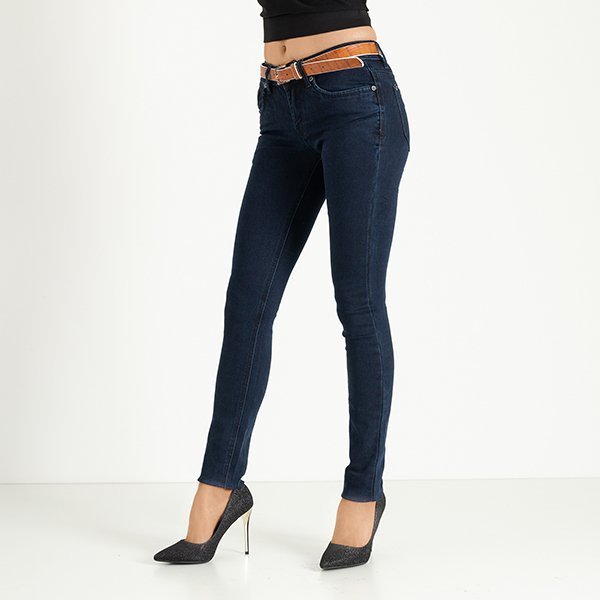 Dunkelblaue Röhrenjeans mit Gürtel - Hose