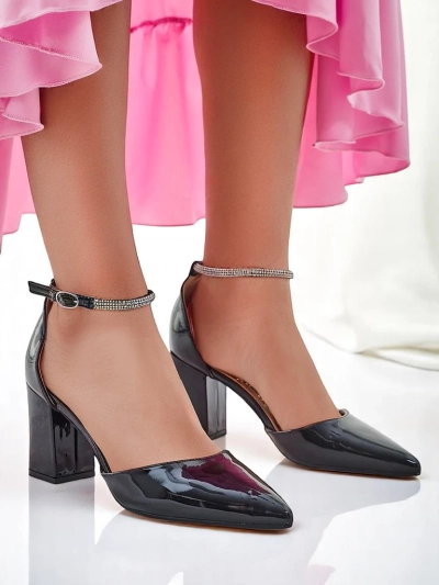 Royalfashion Damenschuhe aus Lackleder mit einem mit Strass verzierten Riemen Furoni