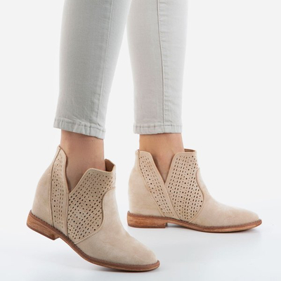 Beige Stiefel auf einem Cowboy mit Keilabsatz im Innenbereich Besis - Footwear 1