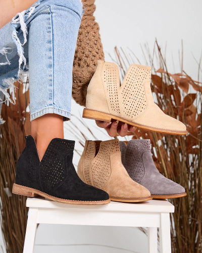 Beige Stiefel auf einem Cowboy mit Keilabsatz im Innenbereich Besis - Footwear 1