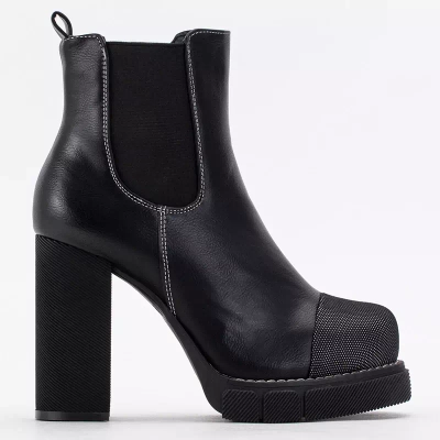 OUTLET Schwarze Damenstiefel auf hohem Posten von Naqiela - Schuhe