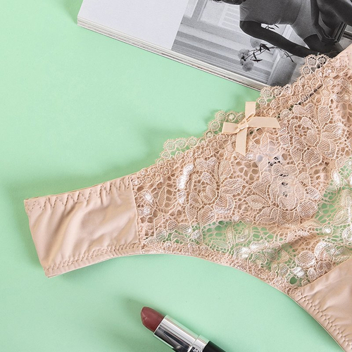 Бежеві жіночі стрінги з мереживом