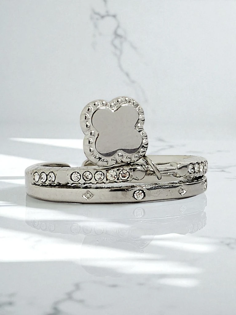 Dolce Vita Armreif-Armband mit dekorativen Charms