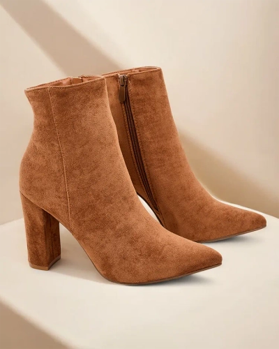 Damen-Stiefeletten von Royalfashion mit Stiletto-Absatz.
Stiefeletten für Frauen mit Stiletto-Absatz. Schuhe aus wildlederähnlichem Kunstleder, das sich perfekt an die Form des Fußes anpasst. Das Modell hat eine Stoffeinlage. Tragen Sie sie für Herbst-St