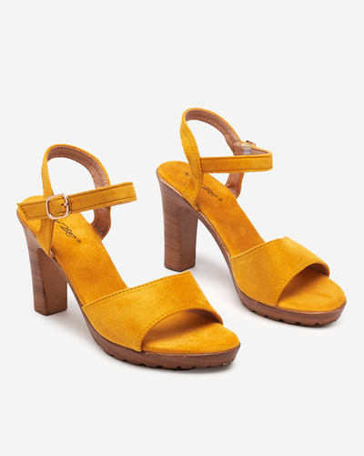 Senffarbene Damensandalen auf dem Pfosten Karislo - Schuhe