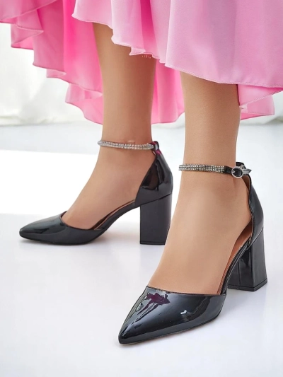 Royalfashion Damenschuhe aus Lackleder mit einem mit Strass verzierten Riemen Furoni
