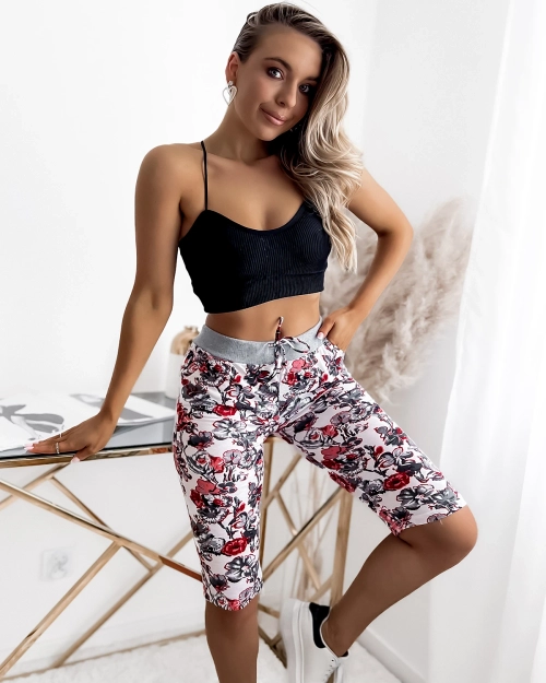 Сіро-червоні жіночі шорти 3/4 з малюнком PLUS SIZE - Одяг