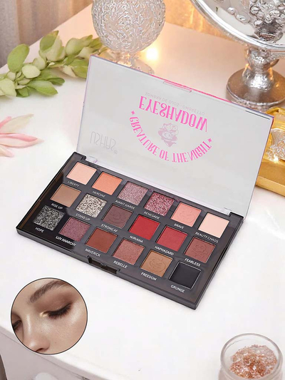 Palette mit 18 matten und schimmernden Lidschatten im Midnight-Style