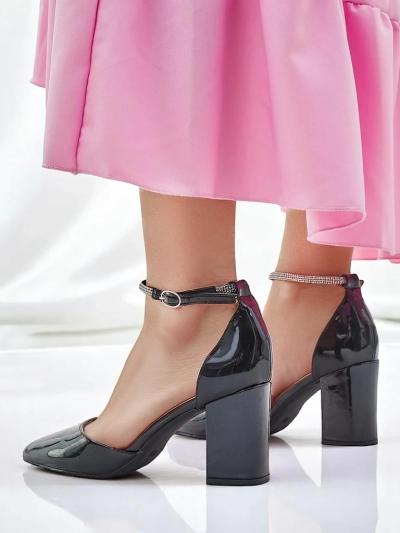 Royalfashion Damenschuhe aus Lackleder mit einem mit Strass verzierten Riemen Furoni