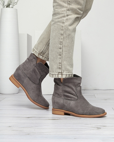 Graue Stiefel a'la Cowboystiefel auf einem bedeckten Keil Terband - Schuhe