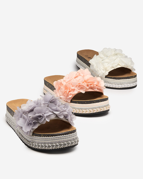Світло-сірі жіночі шльопанці з декоративними квітами Riomi