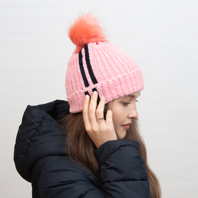 Rosa isolierte Mütze mit weißen Streifen und Bommel - Accessoires