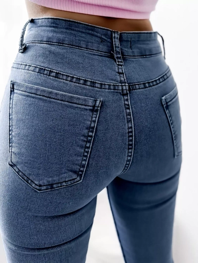 Blaue Damenjeans mit Zirkonen- Kleidung