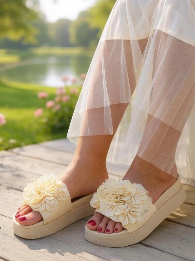 Royalfashion Damensandalen mit kleinen Friesenblumen
