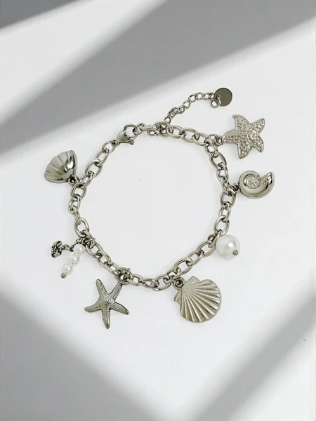 Asteria Mare Armband mit silbernen, vom Meer inspirierten Anhängern