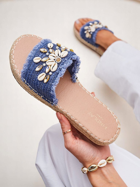 Sommerliche Royalfashion Calista Pantoletten – hellblau mit Muscheln auf flacher Sohle