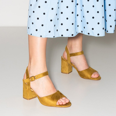 Grüne und gelbe Sandalen auf der Post Elga - Schuhe