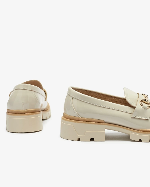 Бежеві лаковані жіночі мокасини з ланцюжком Soterra - Взуття