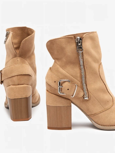Hellbraune Öko-Wildleder-Damenstiefel auf dem Pfosten Emrica - Schuhe